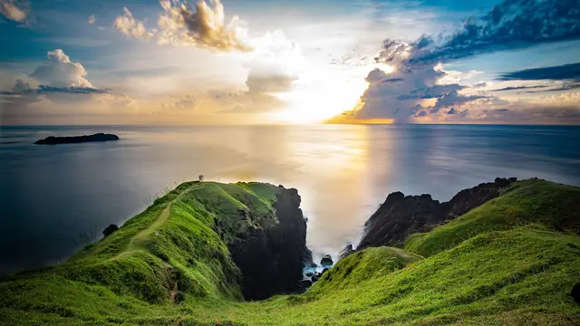 Grassy cliffs of Binurong Point above the Pacific, Baras