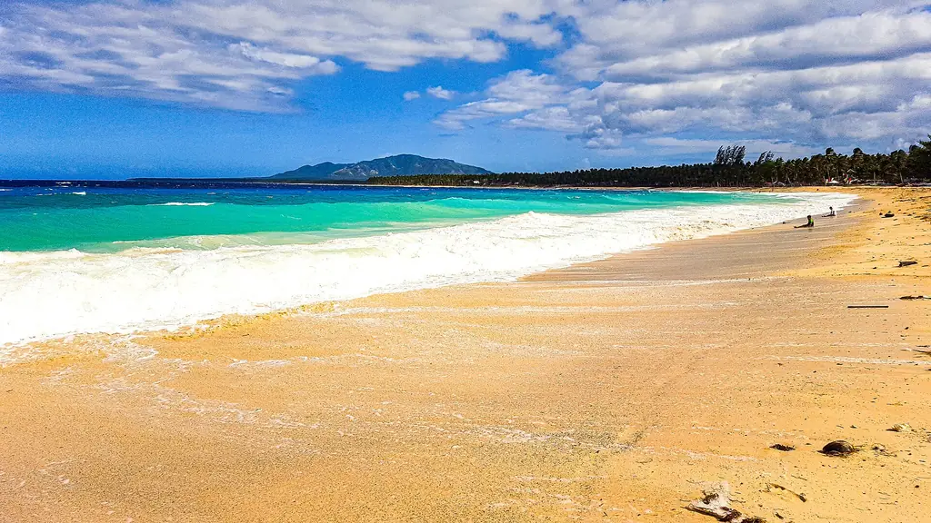Turquoise water and a long white beach at Dahican, Mati