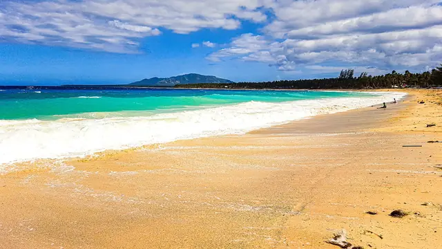 Turquoise water and a long white beach at Dahican, Mati