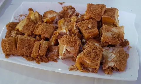 Mango float: layers of graham crackers, cream and mango