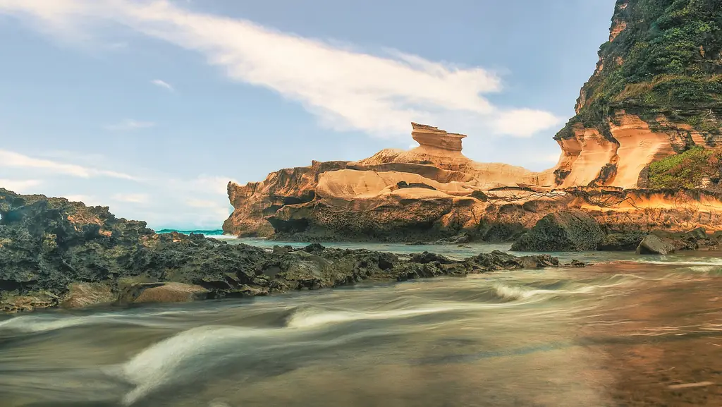White limestone of the Kapurpurawan Rock Formation, Burgos