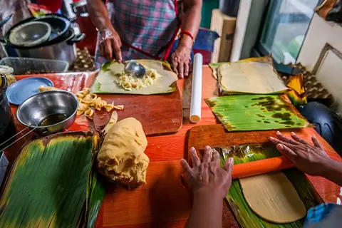 Making Vigan empanada at Plaza Burgos, Vigan