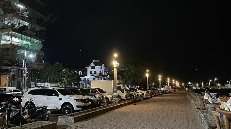 Rizal Boulevard, Dumaguete's seafront promenade, at night