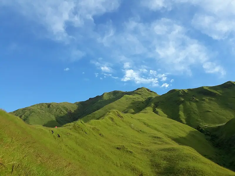 The grassy slopes of Mount Iglit